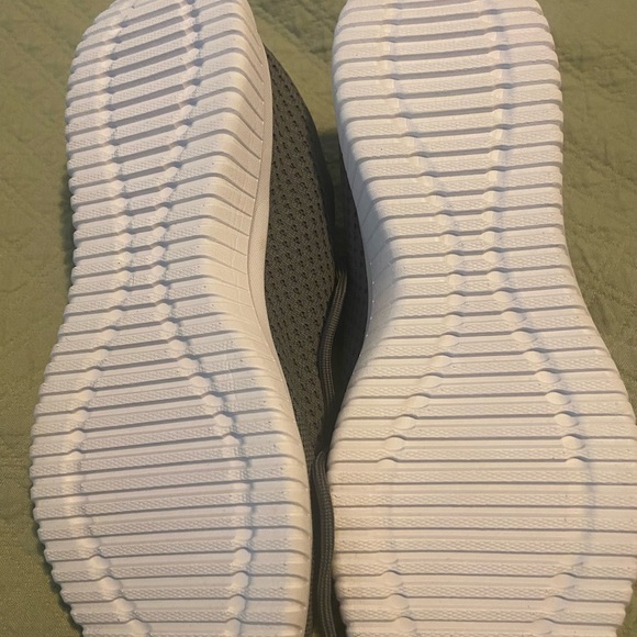 Brand new lightweight breathable running shoes, size 9 gray - Picture 5 of 6